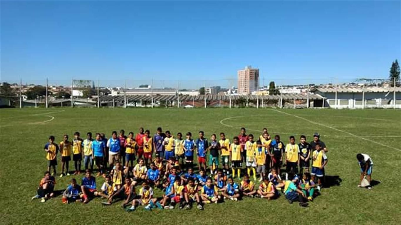 Turma no festival de futebol Medium